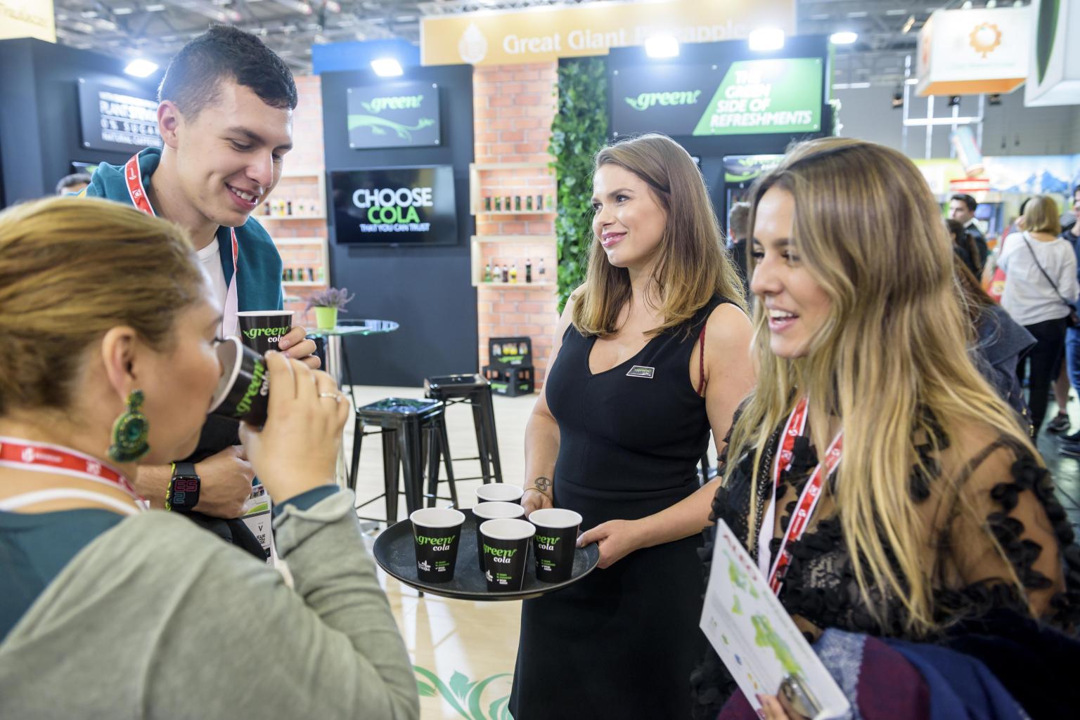 Team von Messehostessen auf der Anuga Messe